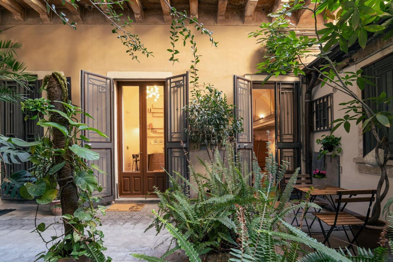 Elegant Design Apartment In Historical City Center Catania Bagian luar foto